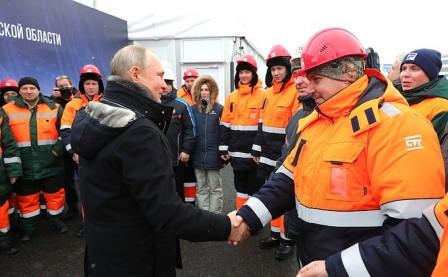 Владимир Путин кратко побеседовал с участниками строительства новой развязки и ознакомился с информацией о развитии дорожно-транспортной инфраструктуры Химок и Московской области.