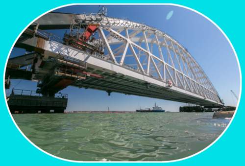 Железнодорожный арочный пролет Крымского моста снят со стапеля, где в течение года велась его сборка.
